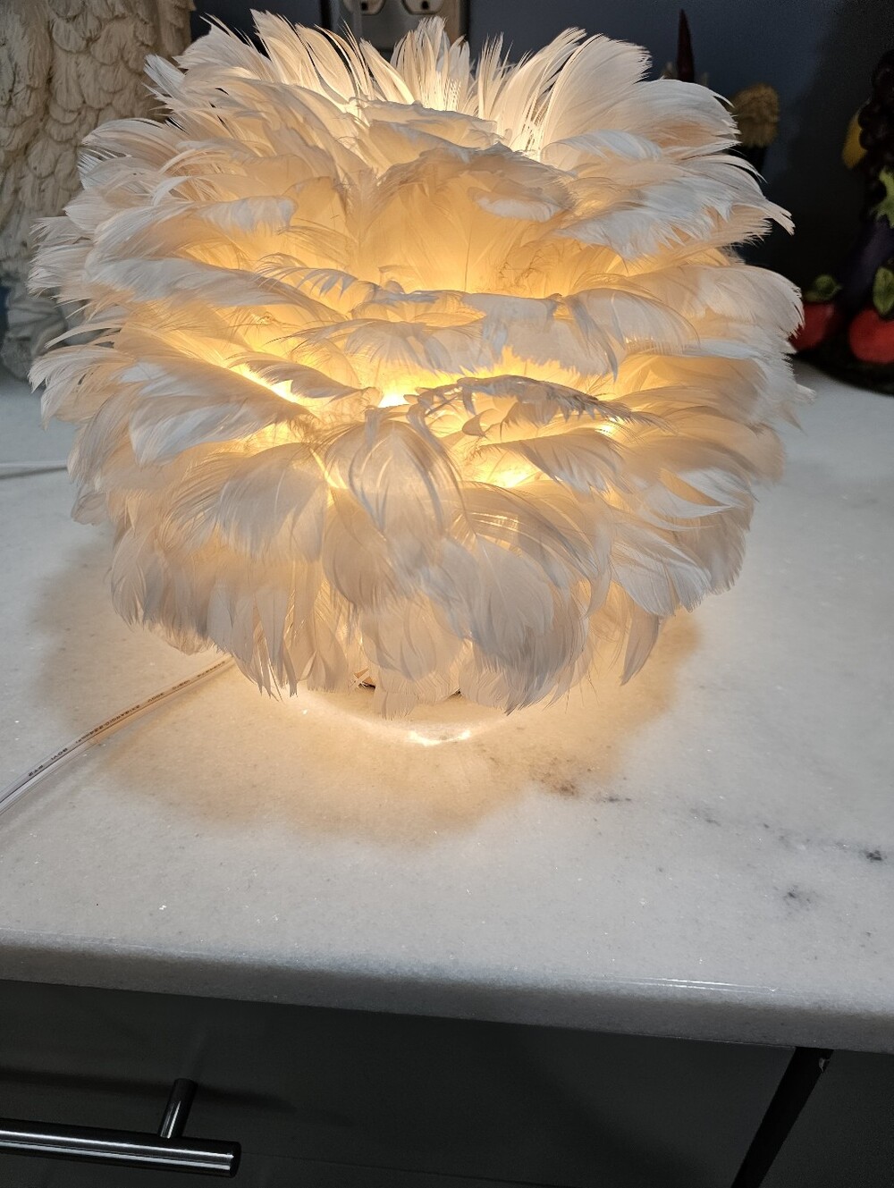 Modern White Feather Ball Table Lamp – Romantic Fluffy Globe Bedside Nightlight